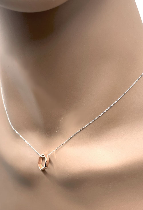 gargantilla de oro bicolor blanco y rosa hexagono calado fotografia modelo maniqui