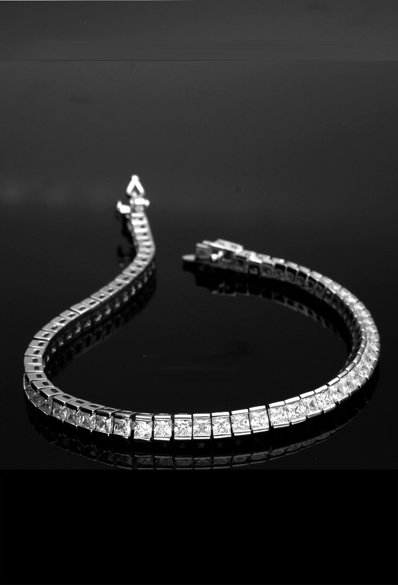 pulsera plata tipo rivier fotografia para parrilla web toma sin recortar fondo negro