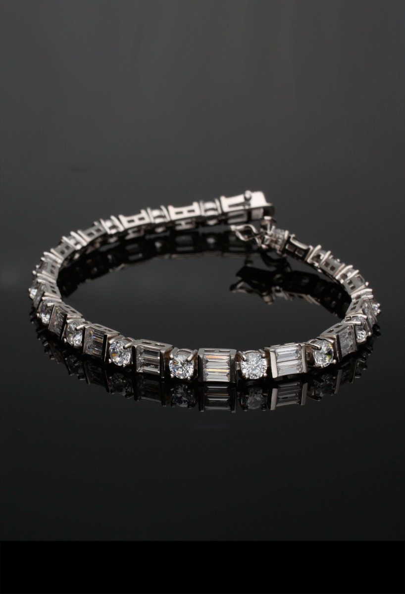 pulsera plata tipo riviere con circonitas fotografia fondo negro