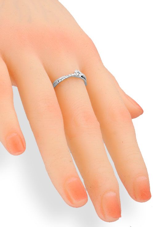 anillo compromiso oro 18k y brillantes en el rubi joyeros dos brazos cruzados y motivo roseta fotografia para web el rubi joyeros toma maniqui