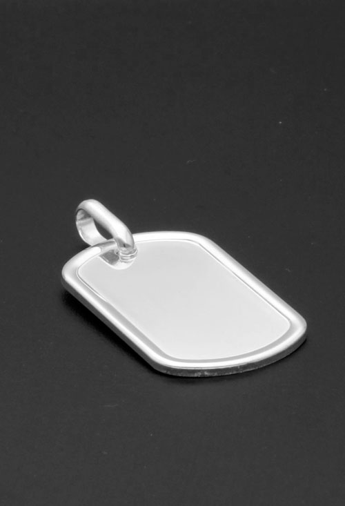 chapa de plata tipo militar 24x30 mm. fotografia sin recortar fondo negro para web el rubi joyeros