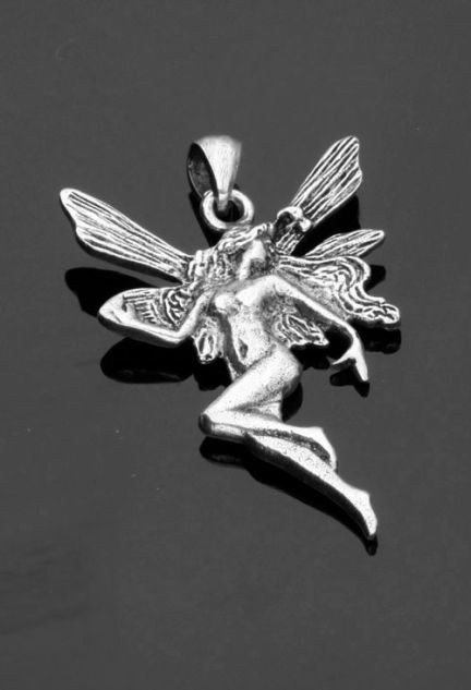 colgante de plata hada de los bosques vista sin recortar sobre fondo negro para web el rubi joyeros