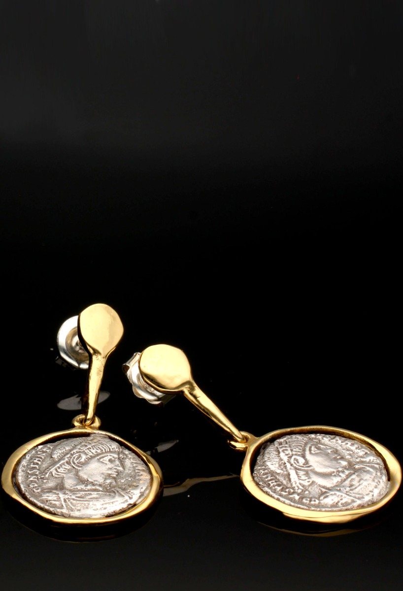 pendientes plata de ley modelo largo con replica de moneda antigua fotografia para web el rubi joyeros toma sin recortes fondo negro