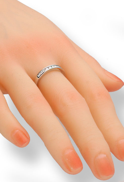 anillo compromiso oro blanco 18 kilates con 10 diamantes talla brillante modelo media alianza foto para la web de el rubi joyeros toma mano maniqui