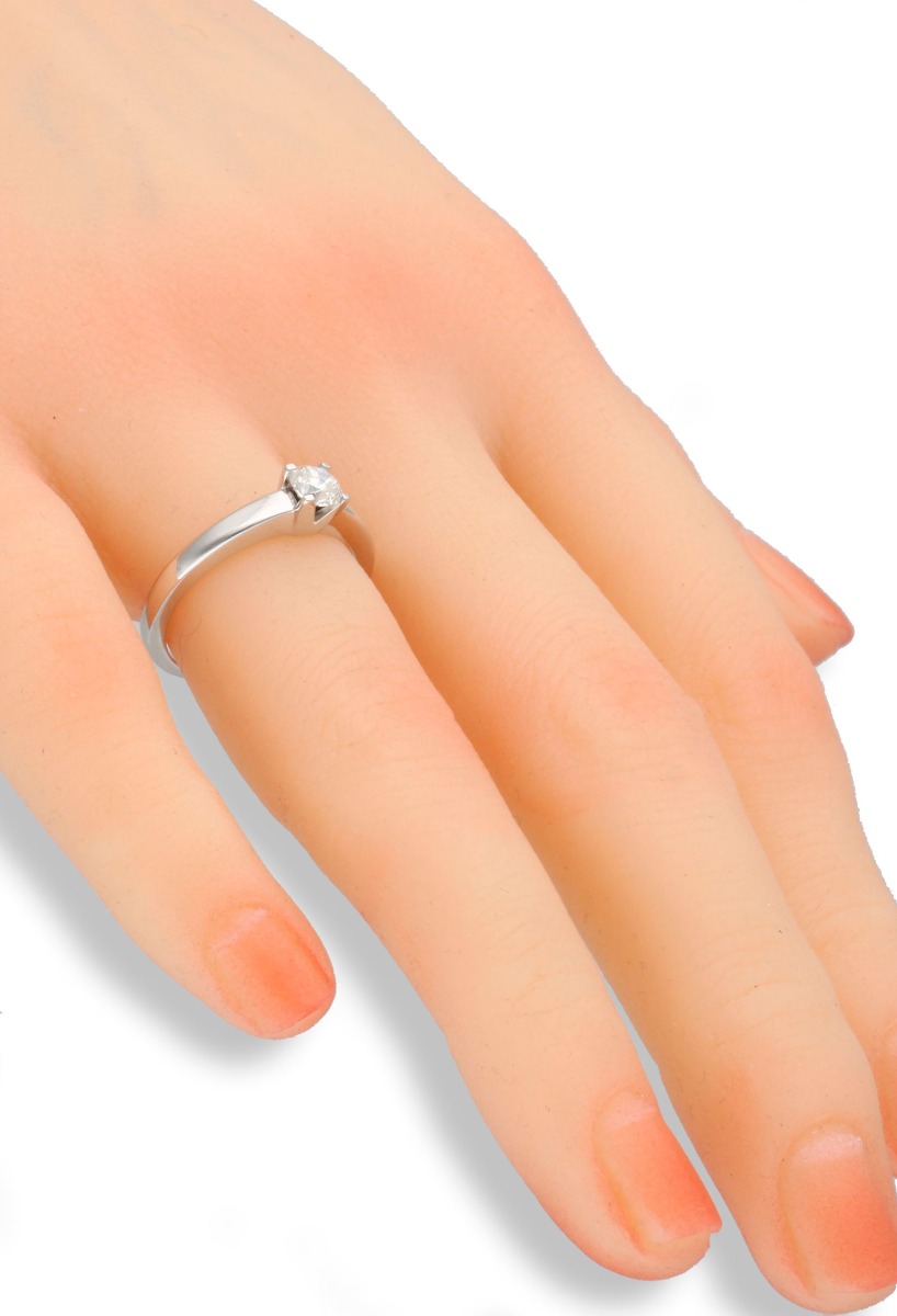 anillo compromiso oro blanco 18k con diamante talla brillante de 0,40 quilates foto para web el rubi joyeros toma mano maniqui