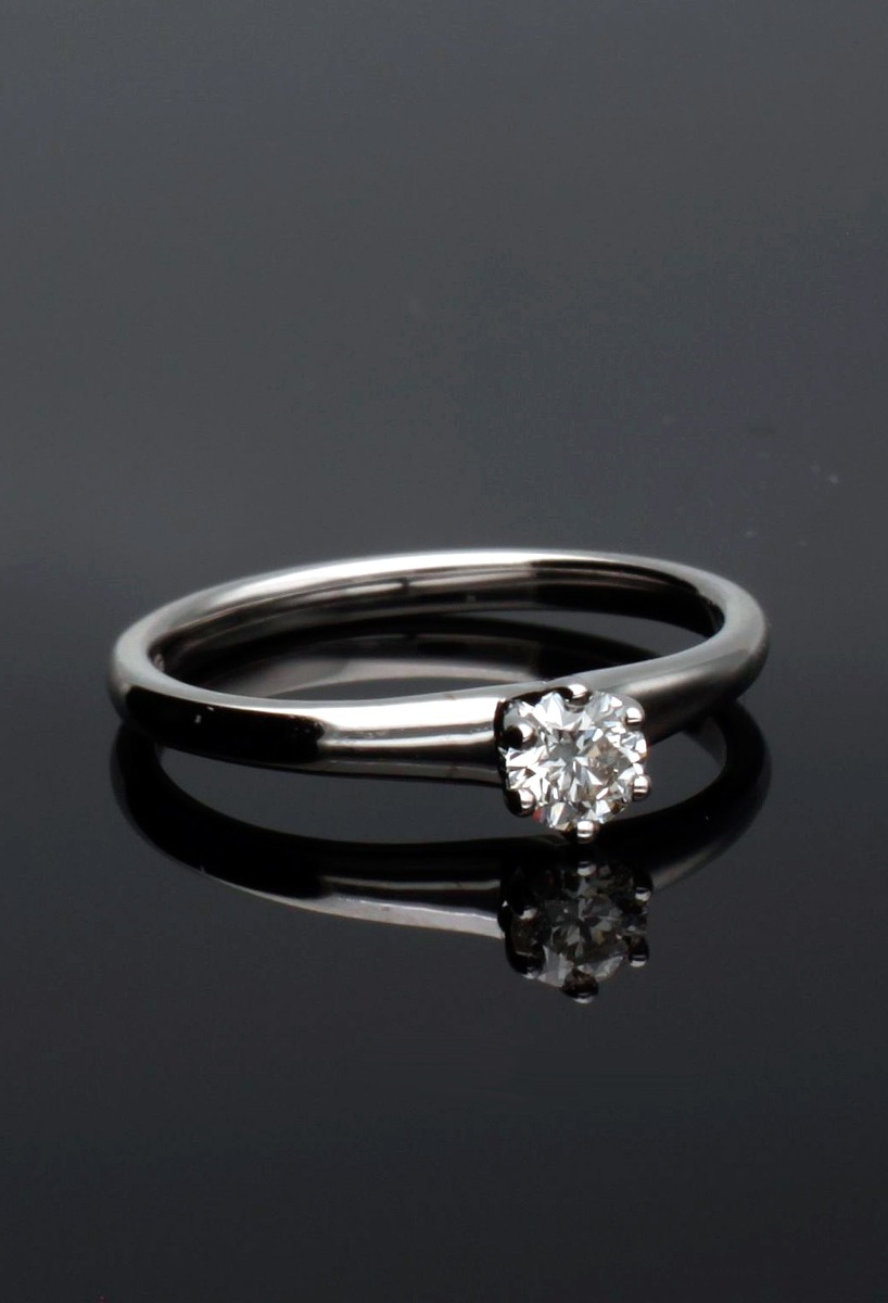 Anillo compromiso solitario garra 6 grapas con diamante talla brillante de 0,20 quilates fotografia sin recortar