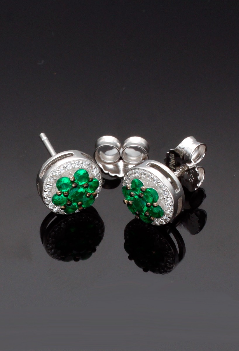 pendientes plata ley con circonitas verdes color esmeralda y orla de circonitas blancas foto para web el rubi joyeros toma sin recortar sobre base negra
