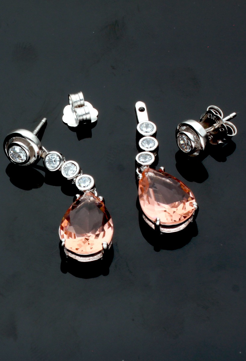 pendientes largos de plata con cuarzo fume y circonitas engastadas en chatones fotografia para web toma sin recortar base negra