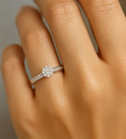 anillo-de-compromiso-oro-blanco-y-brillantes-243_ hta-aahpi modelo mano