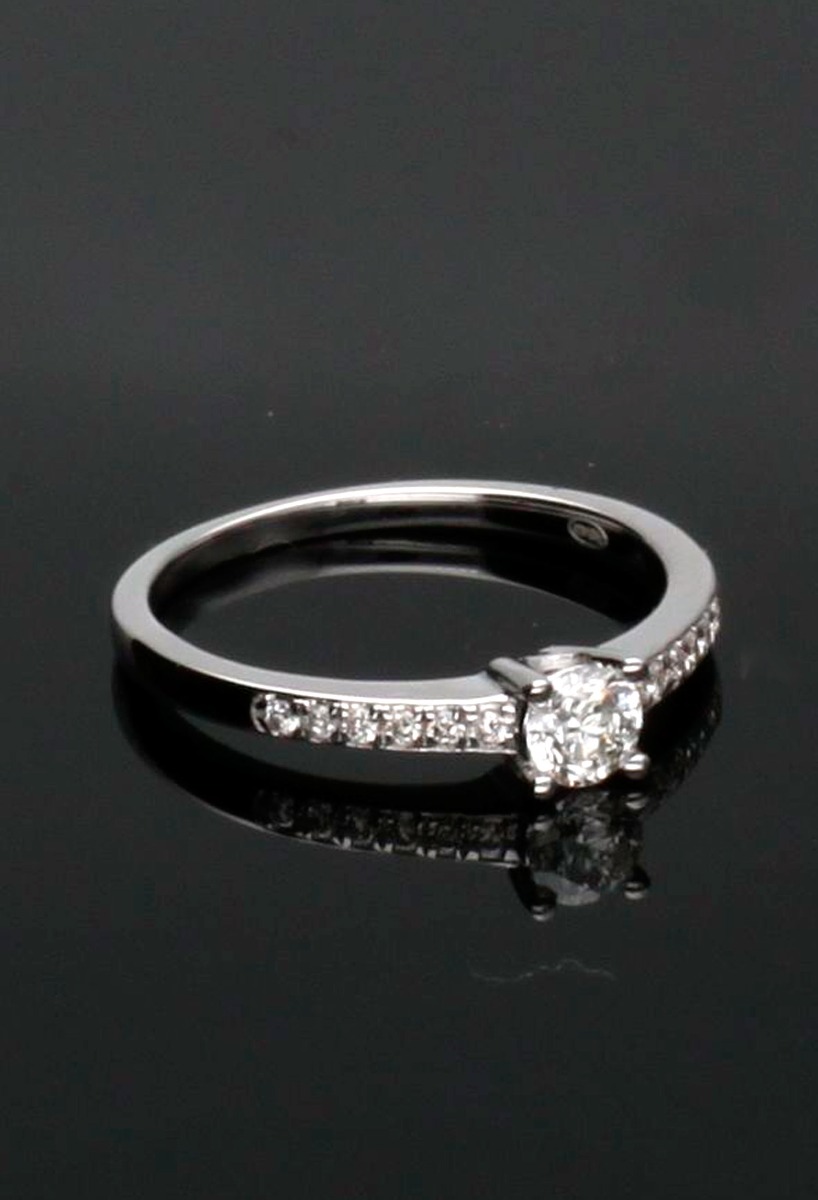 anillo compromiso oro blanco 18 kilates con diamantes, modelo hibrido fotografia para la parrilla de la web de el rubi joyeros toma real sin recortes
