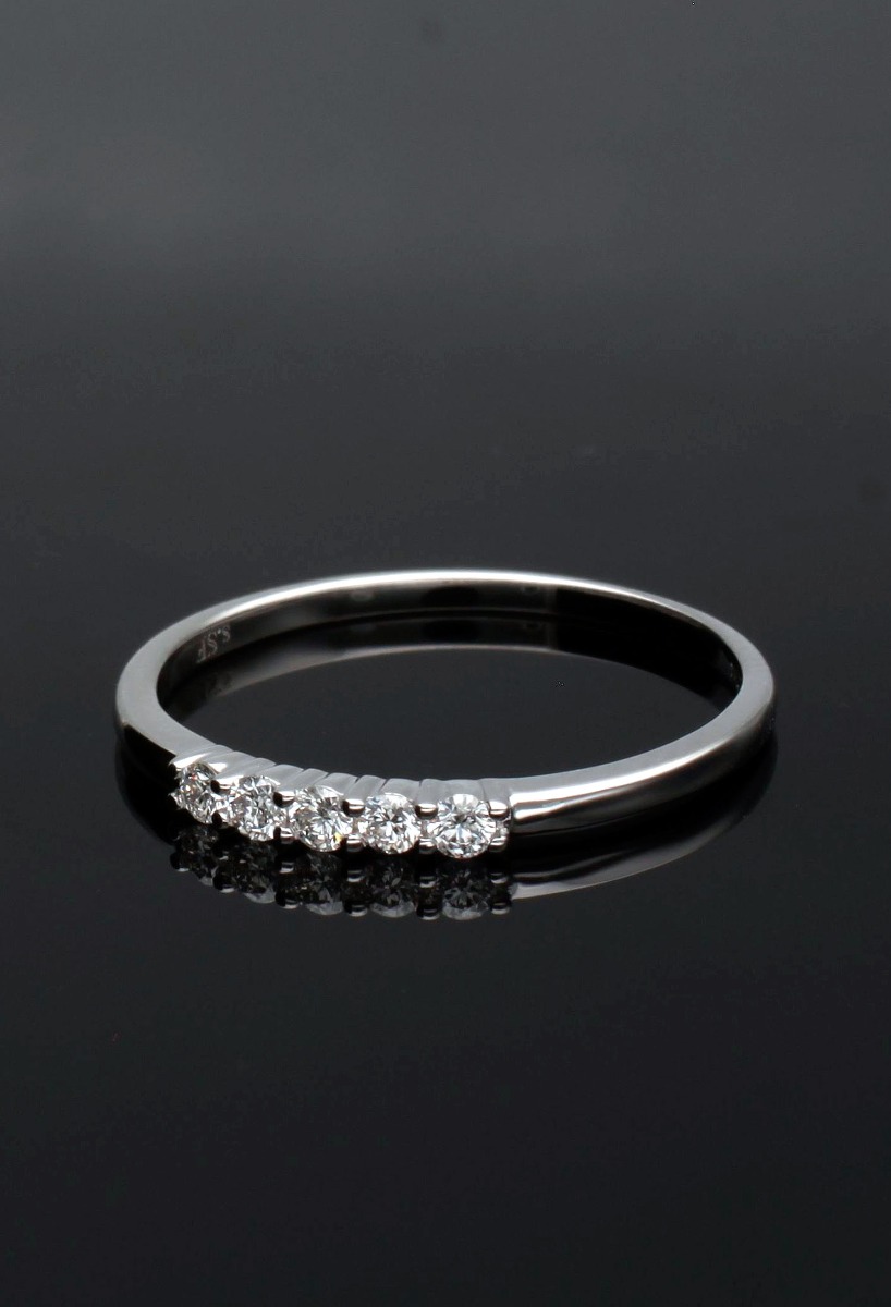 anillo compromiso media alianza oro blanco 18k y diamantes modelo cintillo foto sin recortar foto real en fondo negro para la joyeria online el rubi joyeros