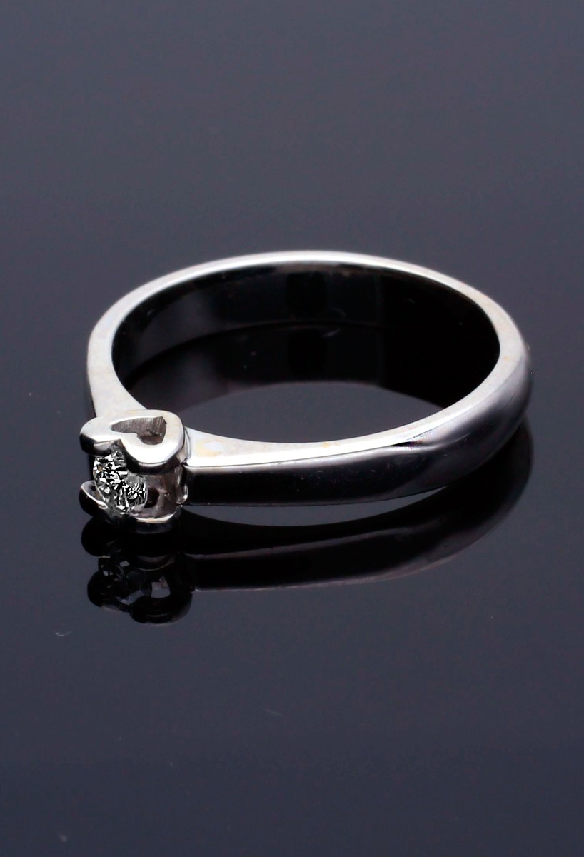 anillo de compromiso oro blanco 18 kilates con diamante engastado en garra corazon fotografia toma sin recortar fondo negro para parrilla web