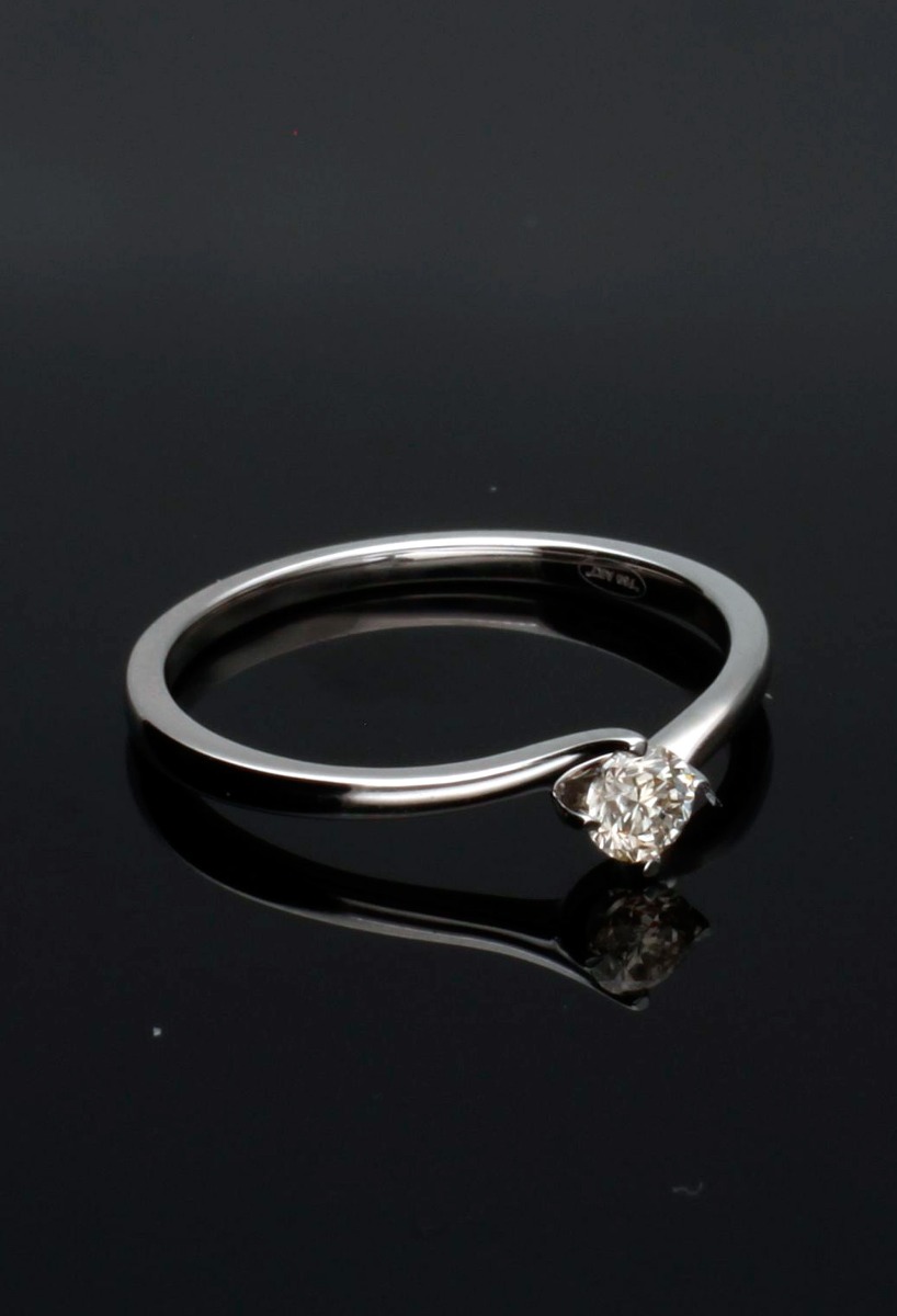 anillo compromiso oro blanco 18k y diamante brazo cruzado foto para la joyeria online el rubi joyeros toma cuatro