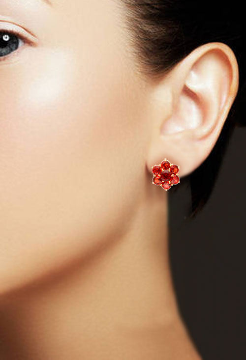 pendientes de oro amarillo 18k con granates finos roseta con siete piedras en garras fotografia para web el rubi joyeros toma en modelo