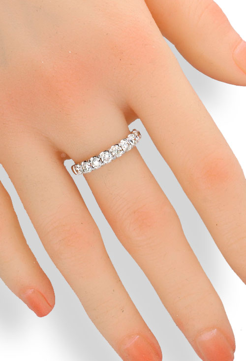 anillo compromiso oro blanco 18 kilates con 9 diamantes talla brillante que pesan 1,08 quilates fotografia para mostrar en la web de el rubi joyeros toma mano maniqui