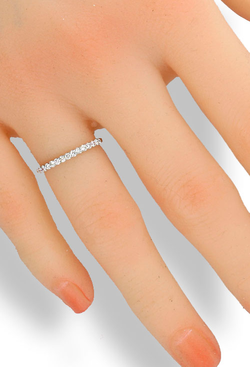 anillo compromiso oro blanco y diamantes media alianza foto mano maniqui para poner en joyeria online el rubi joyeros