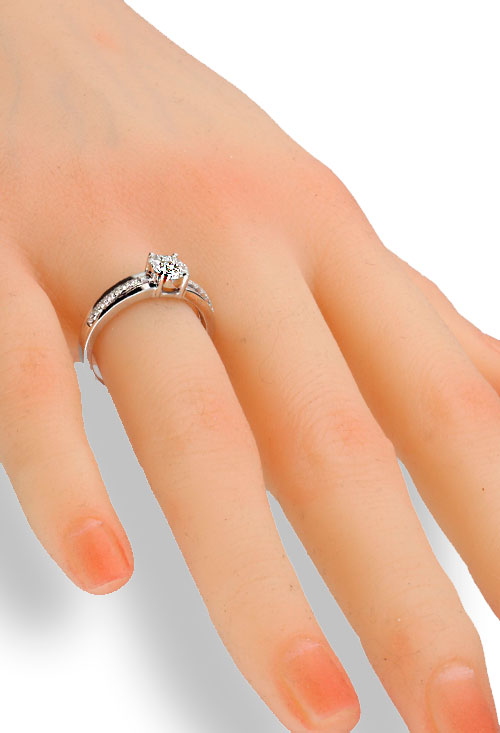 anillo compromiso oro blanco con diamantes roseta orla siete diamantes engaste invisible en brazo con galería fotografía mano maniqui para web el rubi joyeros