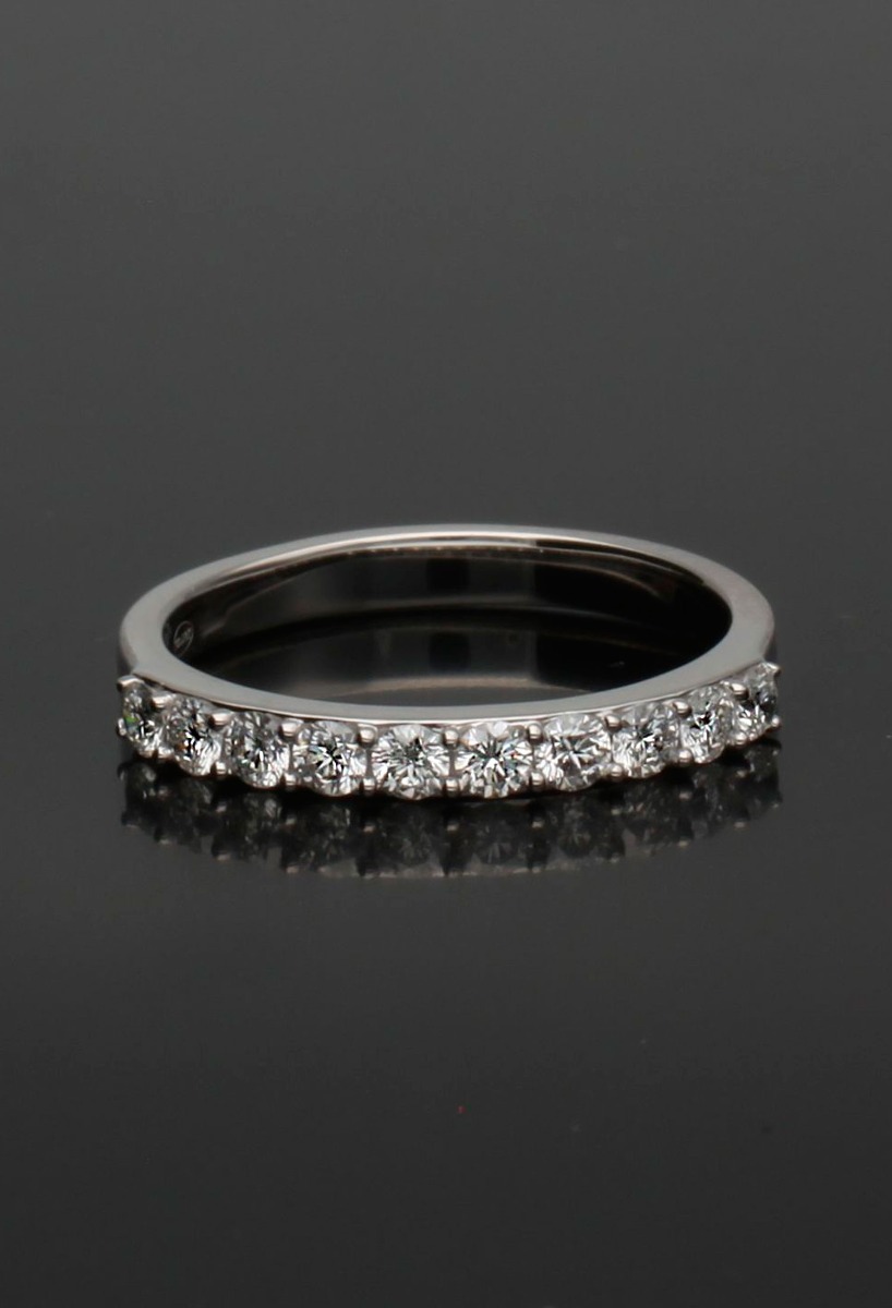 anillo compromiso media alianza oro blanco con 14 diamantes foto sin recortes