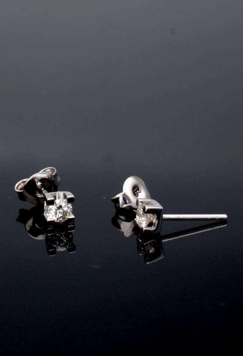 pendientes de garra oro blanco 18 kilates con diamantes talla brillante sistemas de presion vista sin recortar fondo negro oto para web el rubi