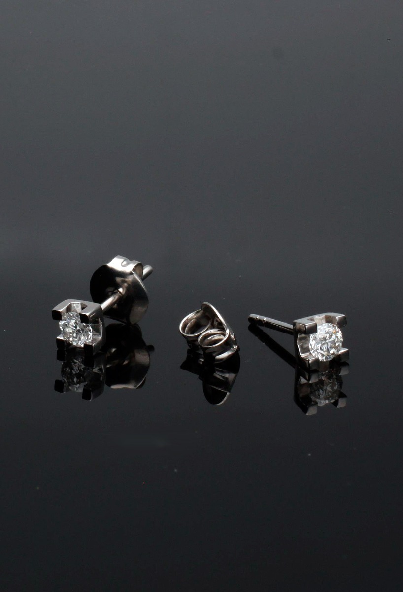 pendientes de oro blanco 18 kilates con diamantes engastados en garra de cuatro patas foto sin recortes sobre fondo negro para joyeria online el rubi joyeros