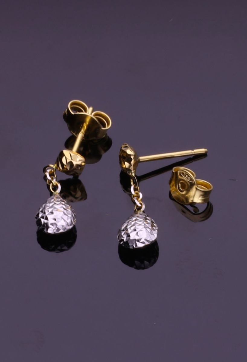 pendientes largos oro blanco y amarillo perilla acabado martelle colgando de cadena y motivo romboide fotografia sin recortar para exposicion en el rubi joyeros