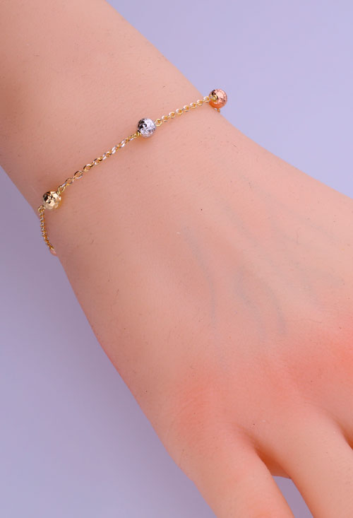 pulsera oro tricolor rosa blanco y amarillo entrepiezas bolas en cadena bicolor foto mano maniqui para joyeria online el rubi joyeros