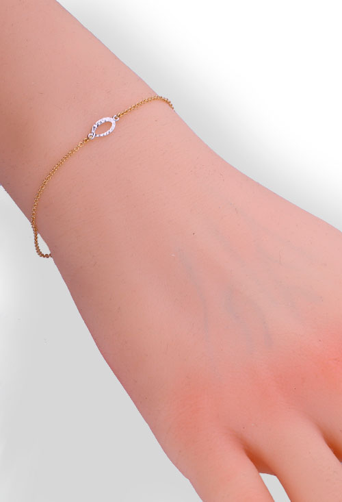 pulsera oro bicolor 18 kilates eslabones rolo con motivo central forma ojival foto mano maniqui para web el rubi joyeros