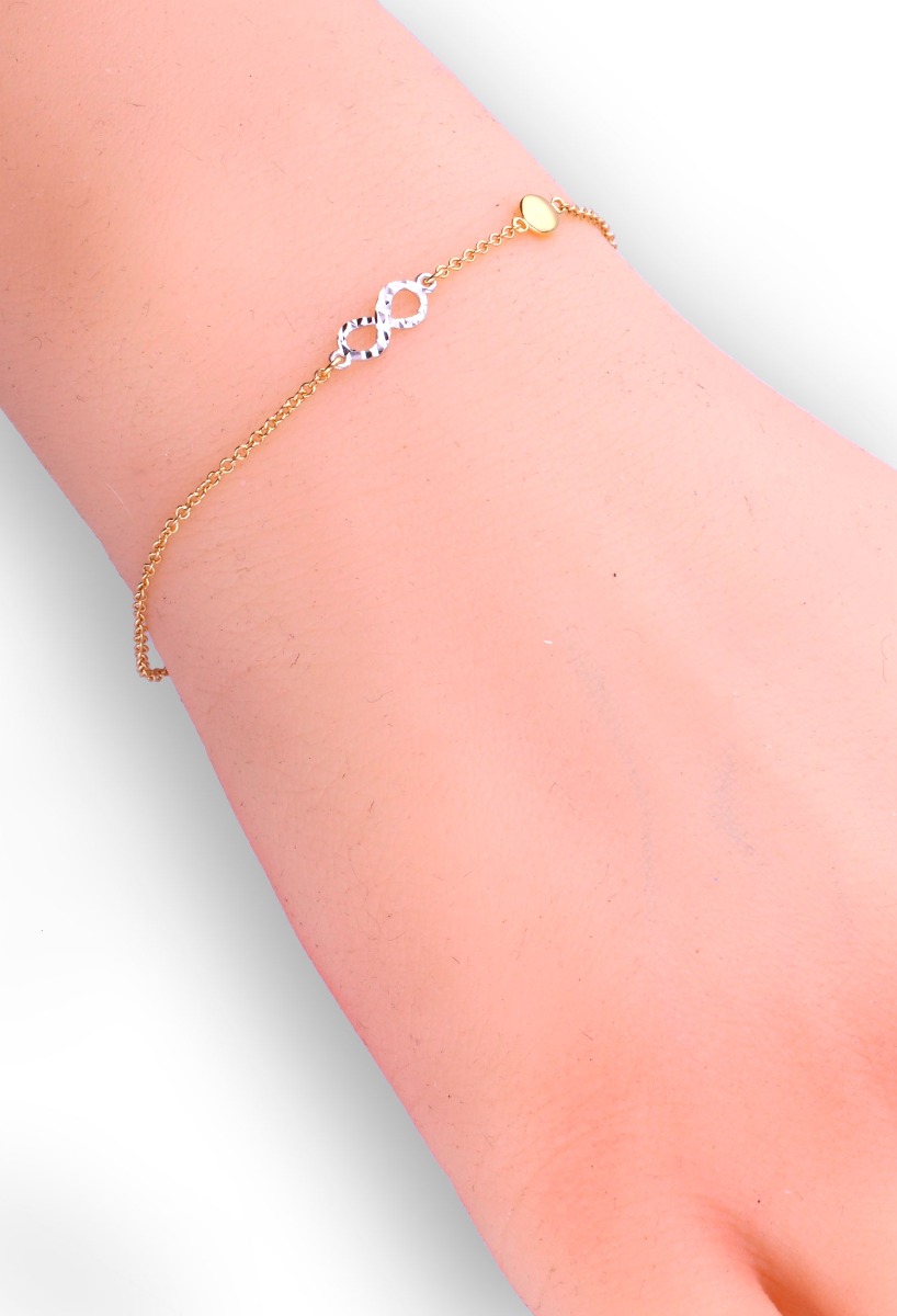 pulsera oro bicolor 18 kilates simbolo infinito fotografia en modelo maniqui para web el rubi joyeros