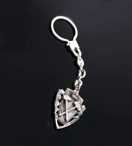 llavero de plata fondo negro