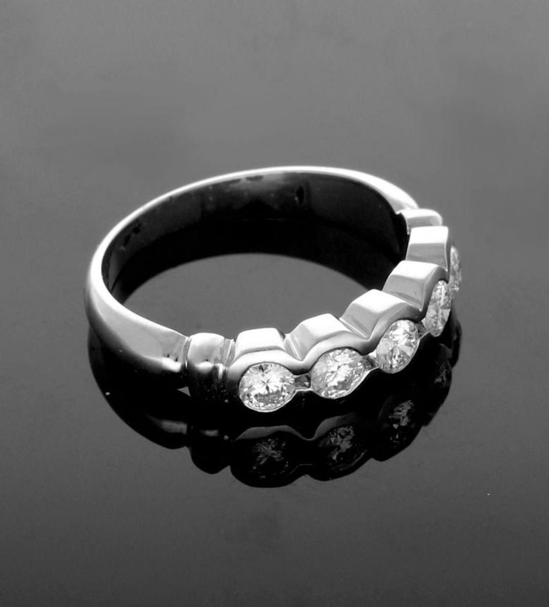 anillo compromiso oro blanco 18 kilates modelo cintillo chatones hexagonales fotografia para exponer en la web de el rubi joyeros foto sobre base negra sin recortes