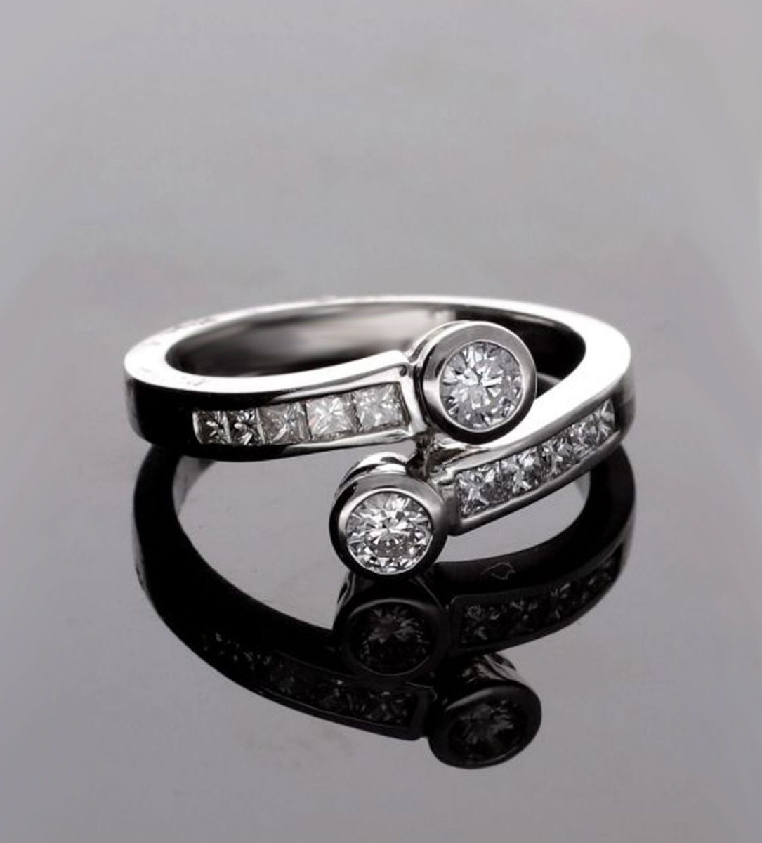 anillo compromiso oro blanco 18 ktes modelo tu y yo con diamantes talla brillante y talla princesa vista sin retoques base negra para web