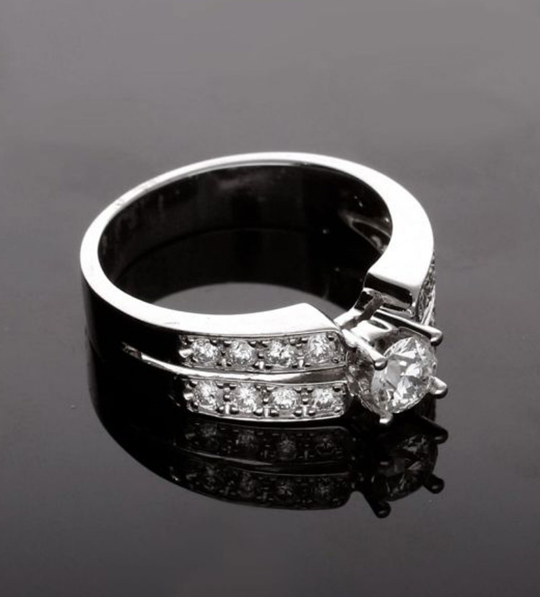 anillo compromiso oro blanco 18 kilates con brillantes fotos par la web de el rubi joyeros instantanea sobre base negra sin recortes