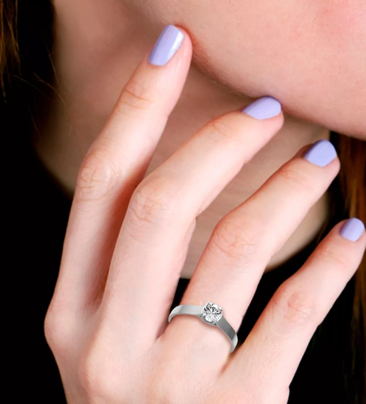 anillo de compromiso oro blanco 18 ktes con brillante mano mujer