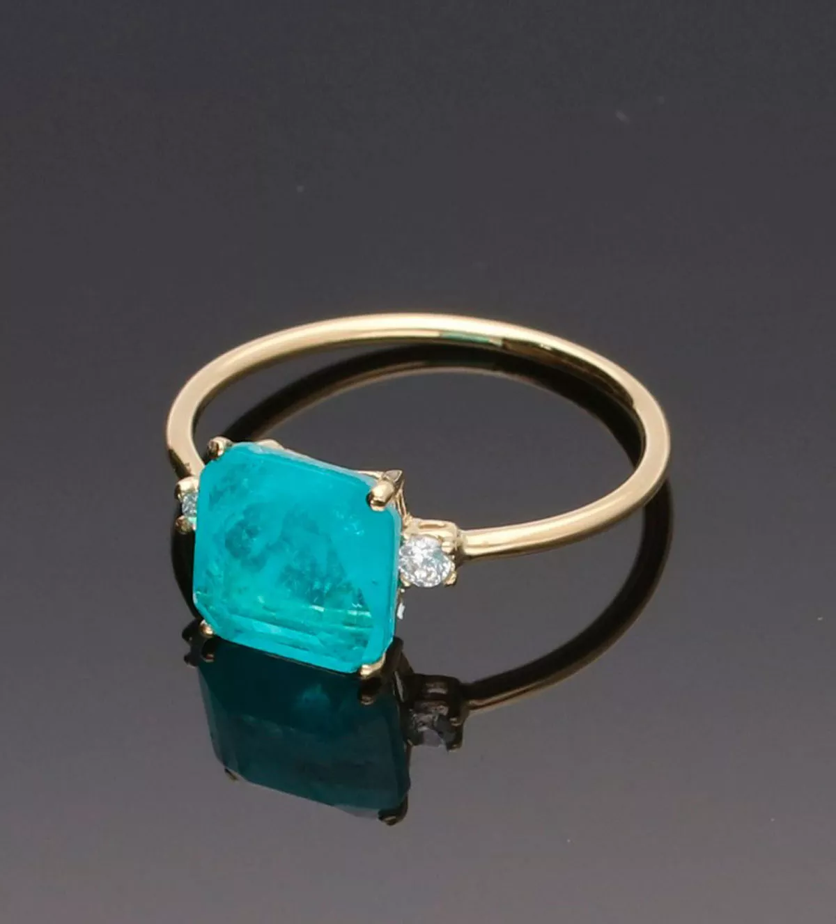 anillo de oro con cuarzo color verde azulado foto fondo negro sin retoque