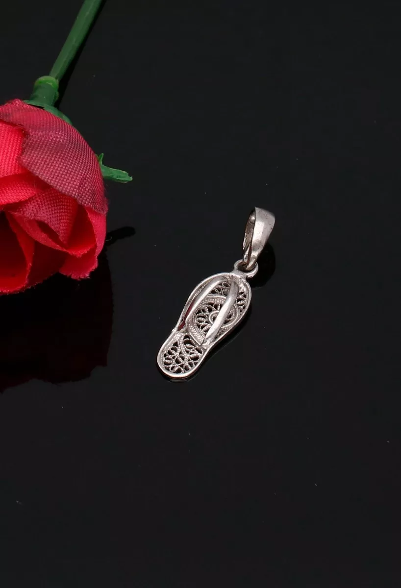 Charm en plata ley con forma de chancla 022_F-CHANCLA fondo negro