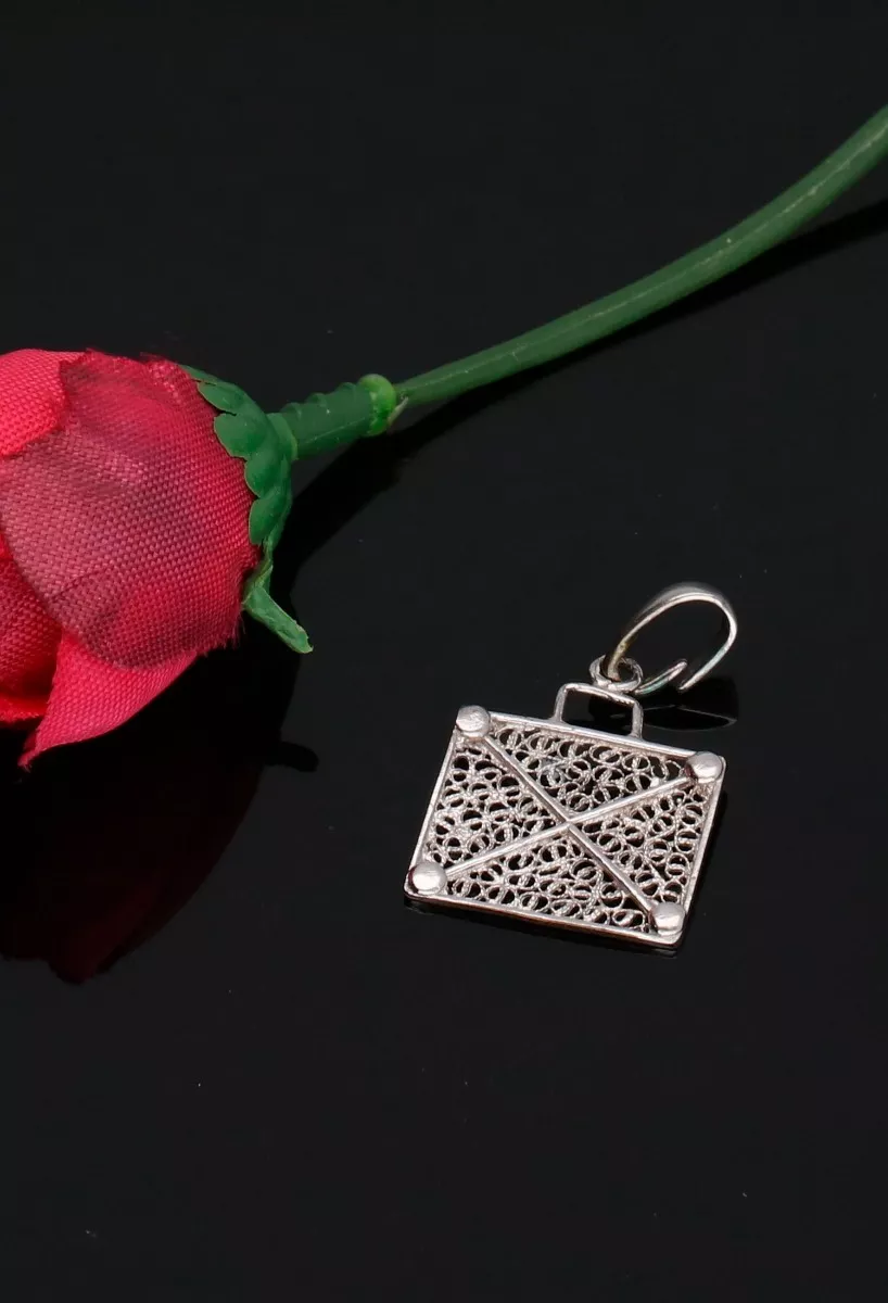 Charm en plata ley con forma de maleta 022_F-MALETA fondo negro