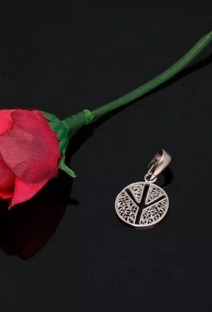 Charm en plata ley con forma de símbolo de la paz 022_F-PAZ fondo negro