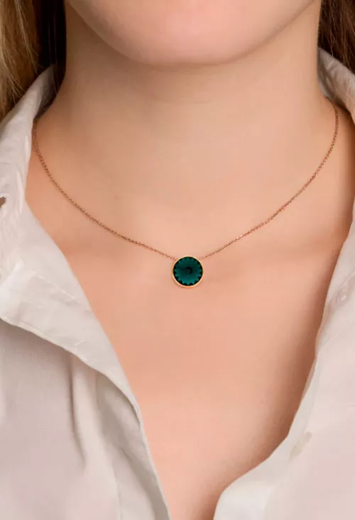 Gargantilla plata chapada con motivo cristal checo color esmeralda 273_A2809-20G puesta