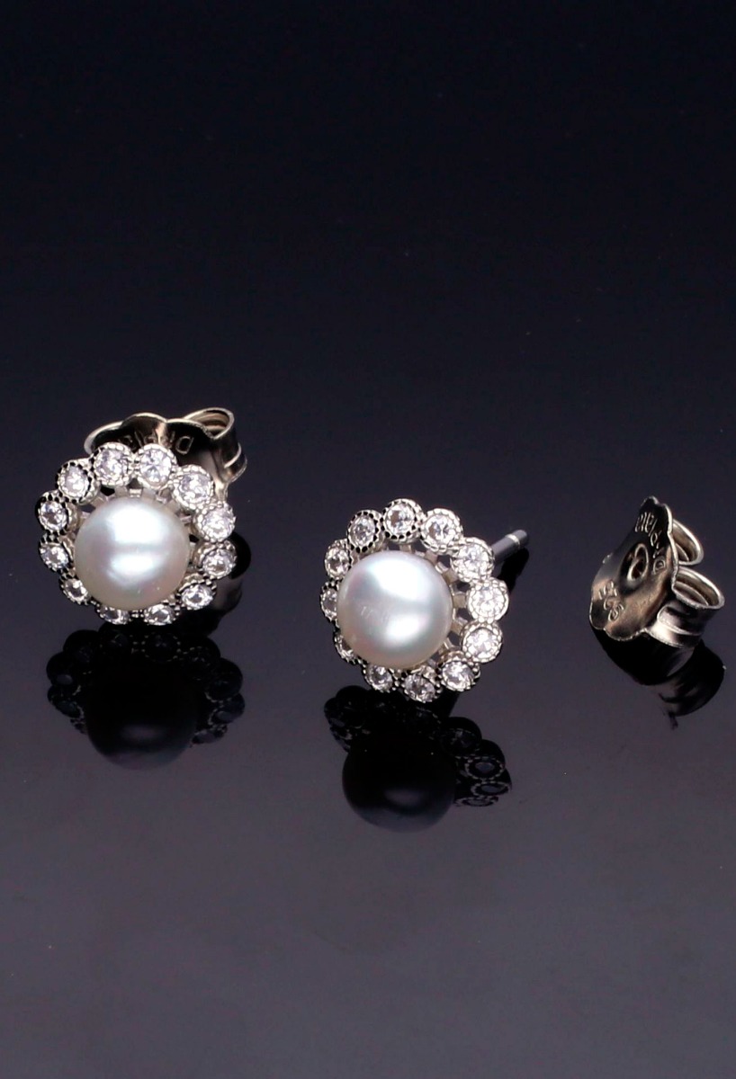 Pendientes de plata con circonitas y perla central 280_2024084 fondo negro