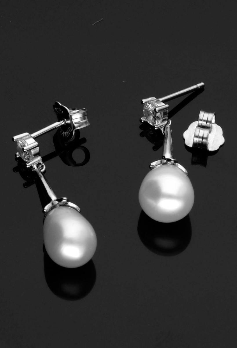 Pendientes de plata largos con perlas y circonitas 280_2024077 fondo negro