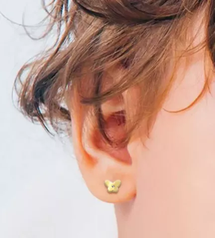 pendientes de oro para bebe mariposas foto niña