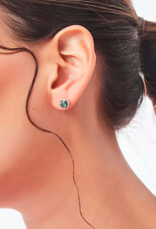 Pendientes plata chapada con cristal color peridoto 273_A3331-14T puestos