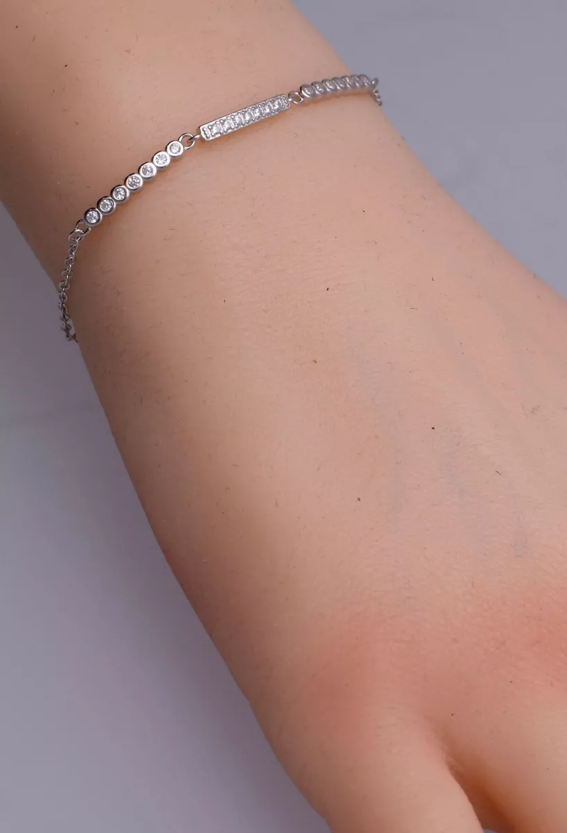 Pulsera en plata con entrepiezas de circonitas en carril y chatón 240_PR-041BB puesto