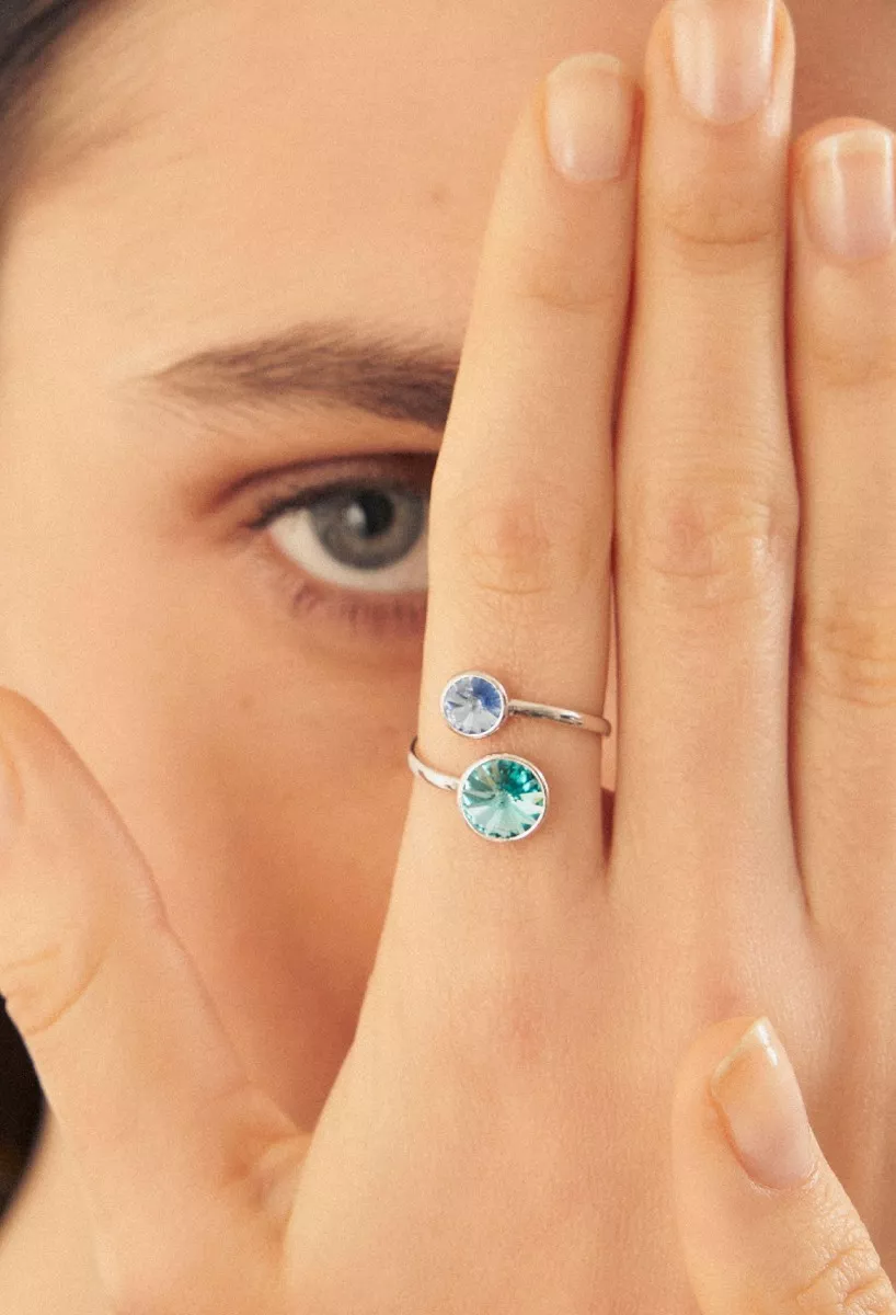 Anillo de plata chapada con cristales tonos marinos 273_A4224-15HA puesto