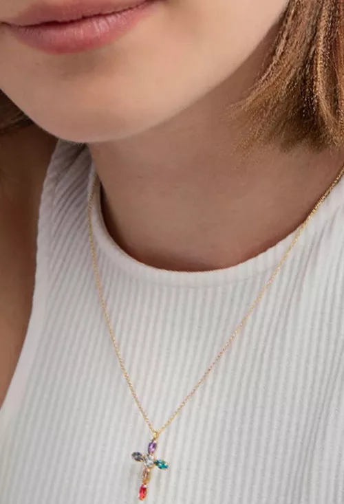 Gargantilla de plata chapada cruz con piedras de color 273_A3726-MDG puesta