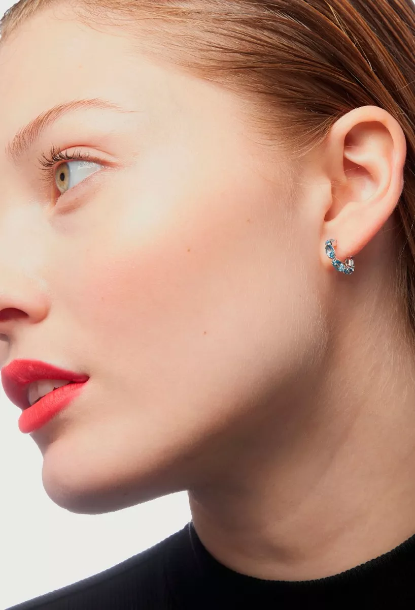 Pendientes plata con piedras color azul claro 273_A4136-10HT puestos