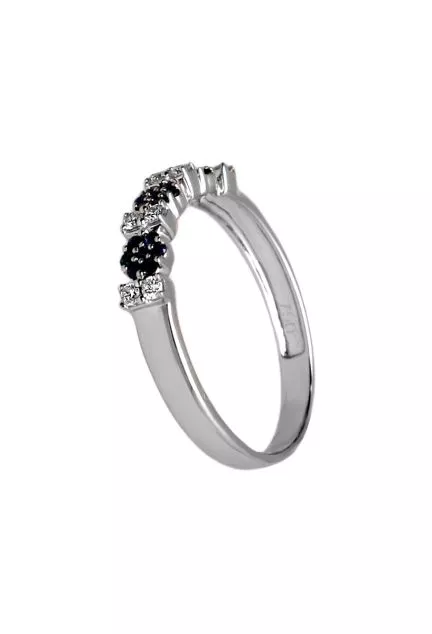 sortija de oro blanco 750 milésimas (18K) con medio brazo ocupado con 3 rosetas de pequeños zafiros separadas por pequeños diamantes talla brillante foto lateral para web el rubi joyeros