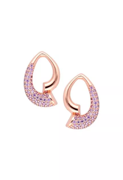 pendientes largos de plata chapada en tono rose con cuajado de similes morados toma frontal para web