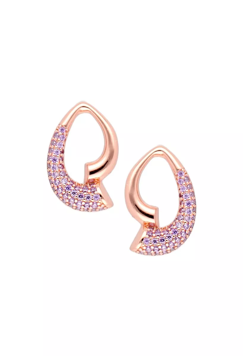 pendientes largos de plata chapada en tono rose con cuajado de similes morados toma frontal para web