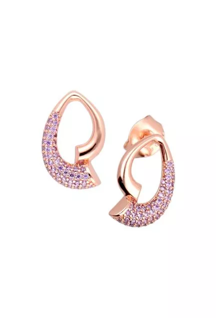 pendientes largos de plata chapada en tono rose con cuajado de similes morados toma frontal para web vista sistema presion